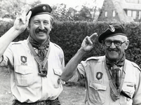 500642 Portret van H.C. Veenstra sr. (rechts) tijdens zijn afscheid als hopman van de Manenborgh-groep van de ...
